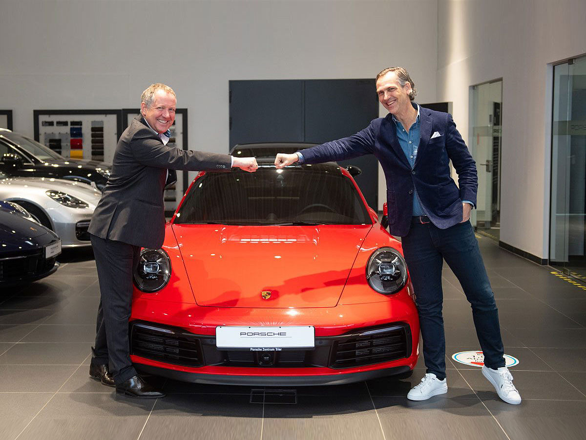Michael A. Schmidt (rechts) übergibt die Geschäftsführung des Porsche Zentrum Trier an Edmund Weiß (links)