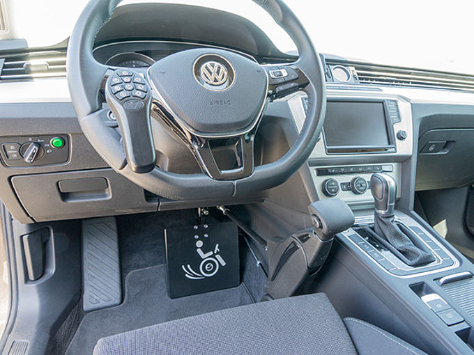 VW Passat mit Multifunktionsdrehknauf für Handsteuerung von Gas und Bremse